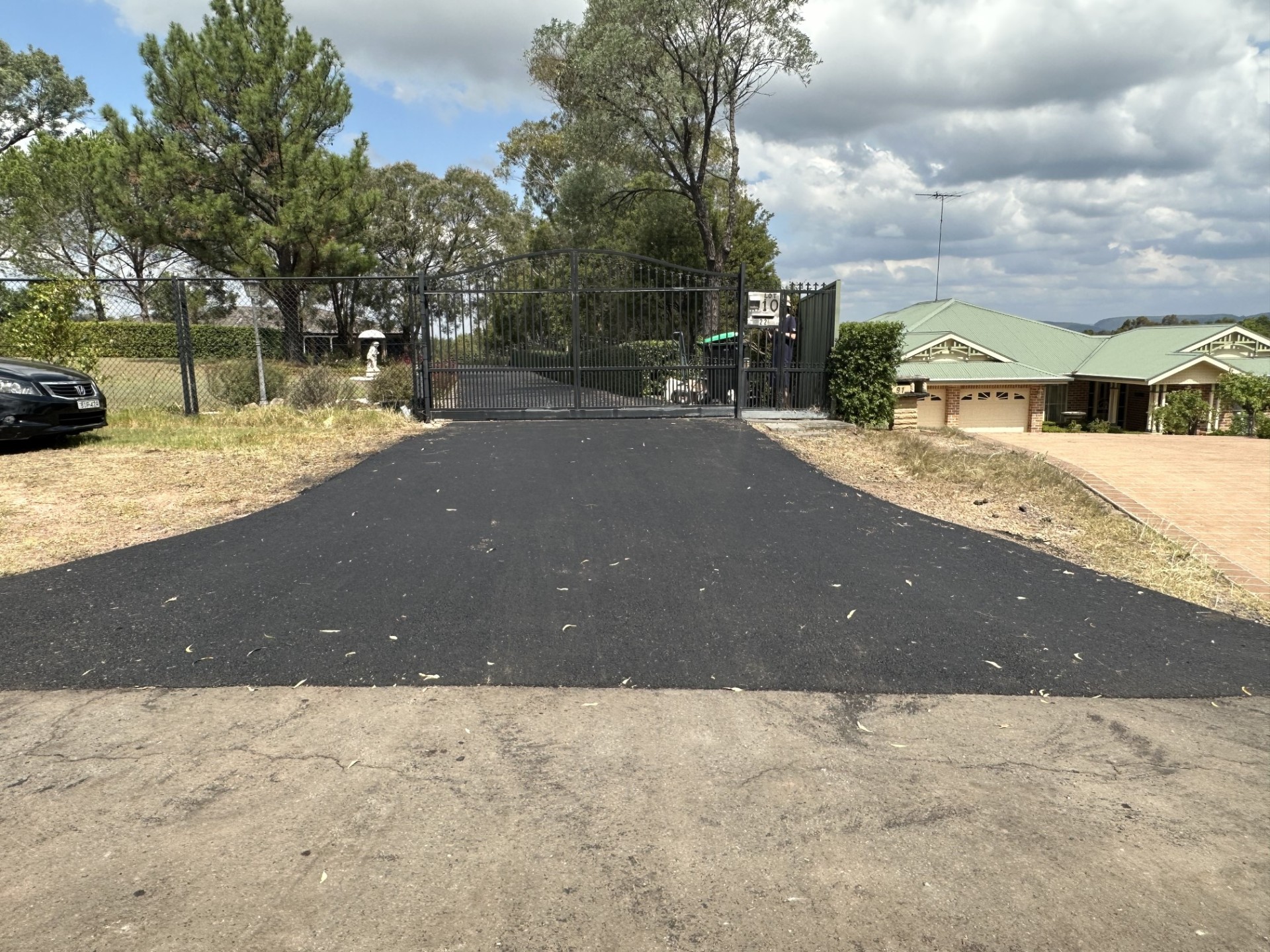 Asphalt driveway gate entry – Cranebrook NSW